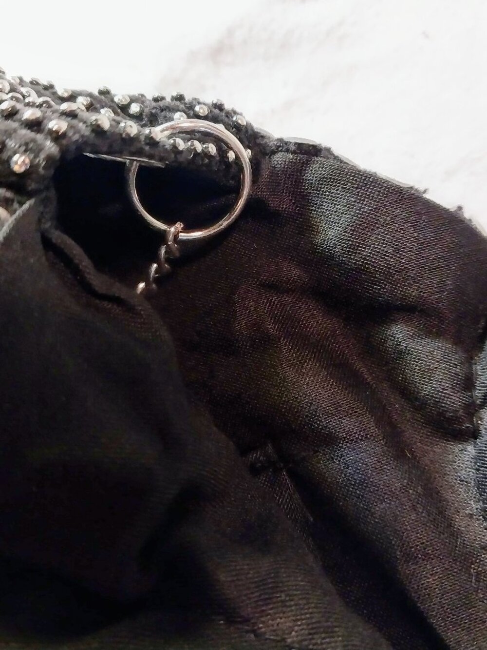 Mid century round flat handbag with big silver metal sequins. - Picture 12 of 12
